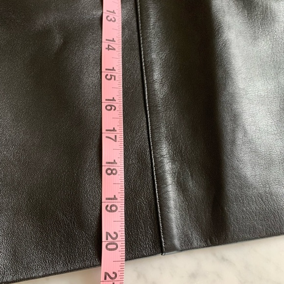 Leather skirt in leather with pockets and embossed details 80’s vibes size 27” - Picture 7 of 8